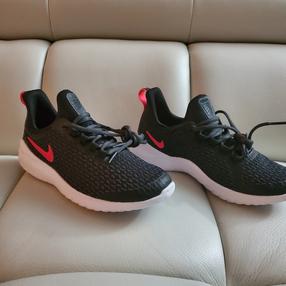 Girls Black and Pink Nike Gym Shoe